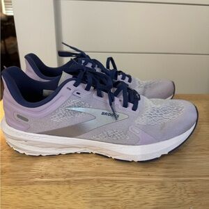 brooks launch tennis shoes